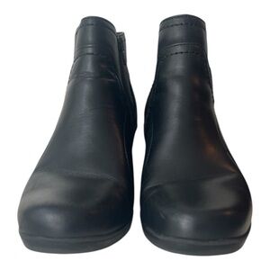 Clarks Leather Women’s black heeled ankle boots. Size 6.5M